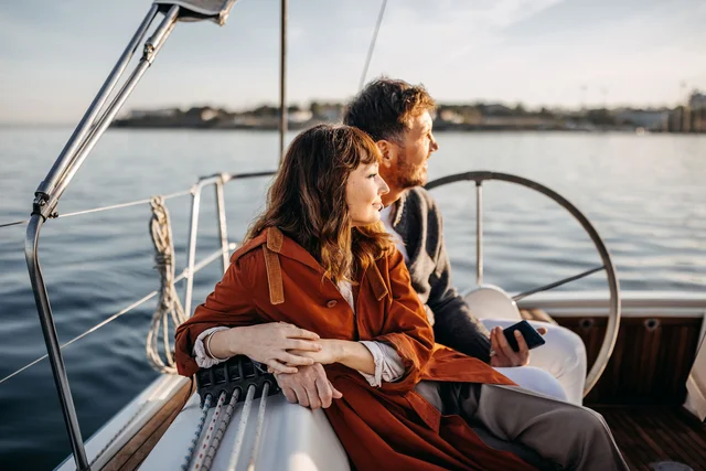 Frau und Mann auf einer Jacht