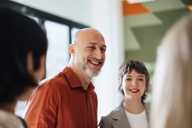 Mann stehend in einer Gesprächsrunde