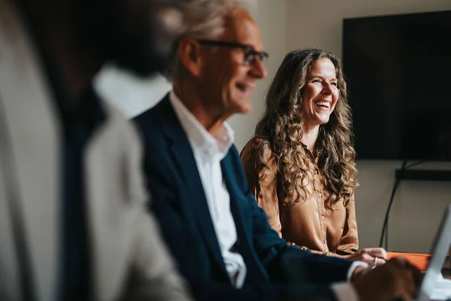 Frau und Mann an Tisch