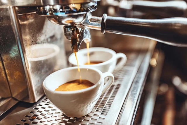 Espressomaschine mit zwei vollen Tassen